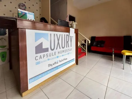 RedDoorz at Luxury Homestay Near Aloha Waru Surabaya