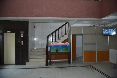 ARIHANTH DELUXE LODGe Отели рядом с достопримечательностью «Karnataka Sangha»