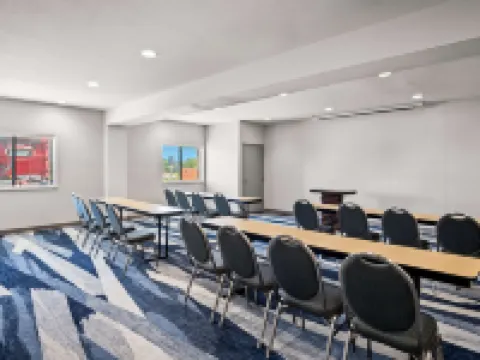 Comfort Suites Lindale リンデールのホテル