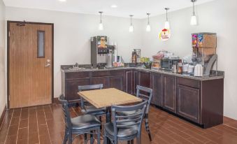 Super 8 by Wyndham Marshall