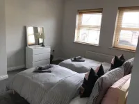 Portrush - 3 Bed - 2 Bath - Parking - Pet Friendly Hotels in 