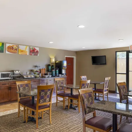 Quality Inn Raleigh Downtown Отели рядом с достопримечательностью «Мемориальная колокольня»