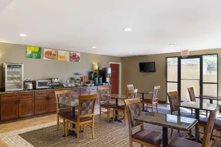 Quality Inn Raleigh Downtown Отели рядом с достопримечательностью «Уэйк Крисчен Академи»