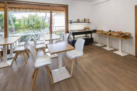 Sure Hotel by Best Western Saintes Отели в г. Корм-Руайяль