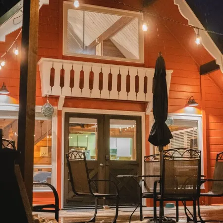 Cozy Cabin with 8 Minute Walk to the Beach!