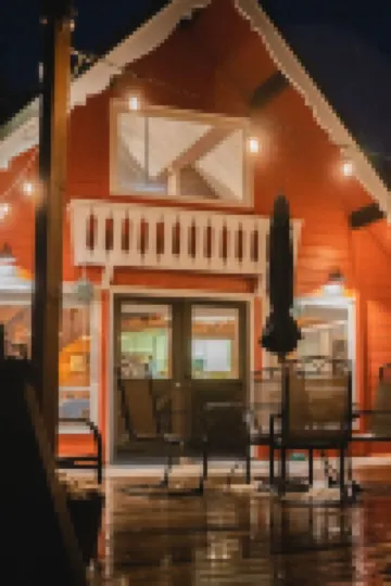 Cozy Cabin w/ 6 minute walk to the beach!
