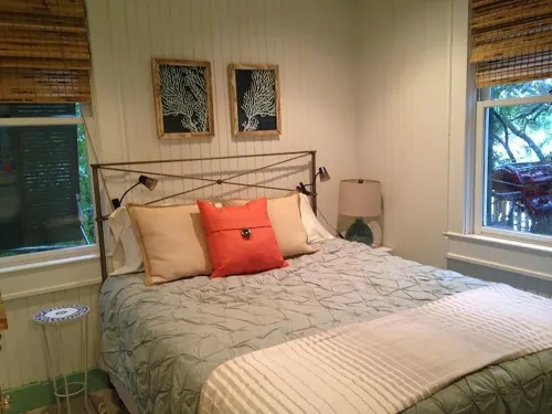 Romantic, cozy cottage nestled amongst live oaks & palms, a block from beach.