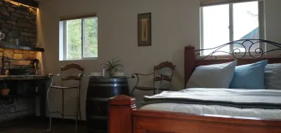Lakefront guest house,  dock access. Kayak, peddleboat, and rowboat... fishing.