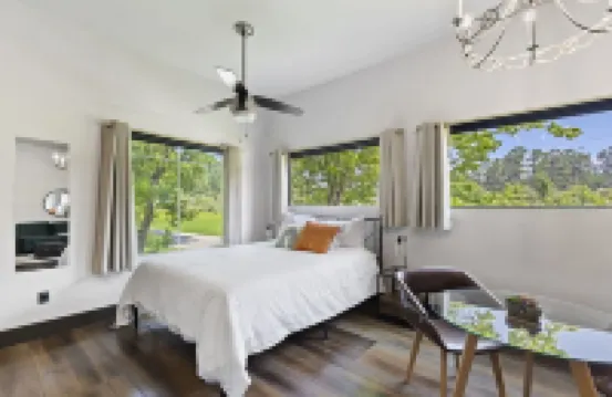 LUX Modern "Treehouse" on Private Lake - Gameroom, Kayaks, Bunkhouse, more!