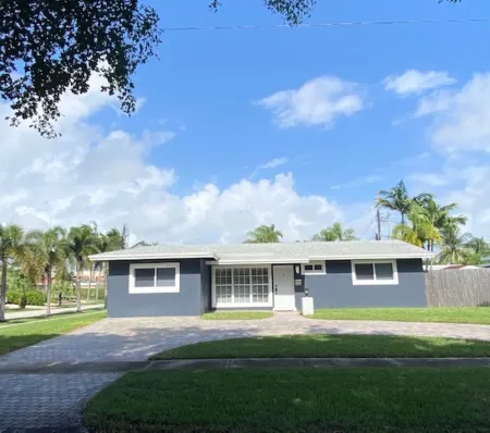 Family-Friendly 4BR with Pool & Game Room, 5 Mins to Beach! Отели рядом с достопримечательностью «Парк Дирфилд Айленд»