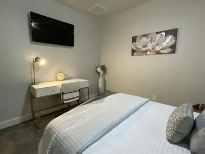 West Texas Chic. New Construction. EV Charger. Pets Allowed. Ten Mins from TTU. 선더 존 파밀리 펀 (프레비슬리 데이브즈 니드 4 스피드) 주변 호텔