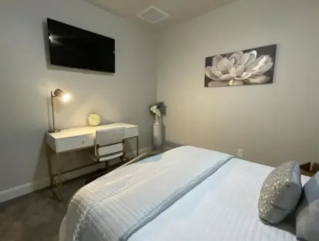 West Texas Chic. New Construction. EV Charger. Pets Allowed. Ten Mins from TTU. Отели рядом с достопримечательностью «Thunderzone Family Fun»