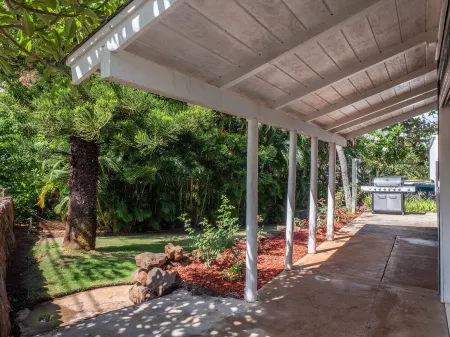 Private 2BR Cottage House with Waterfall Pool Maui Meadows Permitted