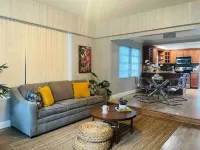 Cozy House 2 BD/ BBQ area/ Saltwater heat Pool, 3 min to the Hollywood Beach