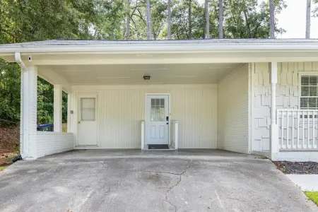 The Abode at Roswell. A Charming 4-bedroom with handicap accessible features. Отели в г. Розуэлл