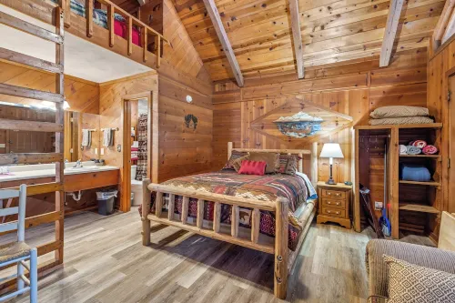 Bear Paw Cottage #2 Queen; Cozy! Adorable!  Pet Friendly! 4 Miles to Helen!