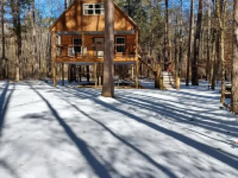 Cabin overlooking creek close to National Forrest a great place to relax 約翰遜縣酒店