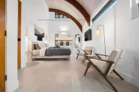 Newly Remodeled Luxury Waterfront Home on Venice Canal with Jacuzzi 鄰近Muscle Beach的酒店