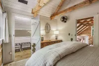 Camp McGu: Lakefront, 3 Fireplaces + Firepit, Pizza Oven, Gorgeous Setting