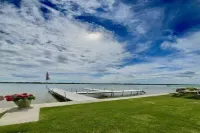 Quaint 2 bedroom cottage at Bass Lake-paddle boards, kayaks, private ramp, bikes