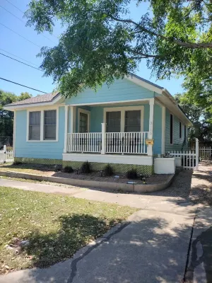 Mississippi Blues & Beach Cottage - Perfectly Located in Gulfport! Hotels near Busted Wrench Garage