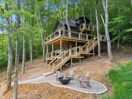 Experience Elevated Living: Upscale Treehouse Cabin in Hocking Hills on 20 acres