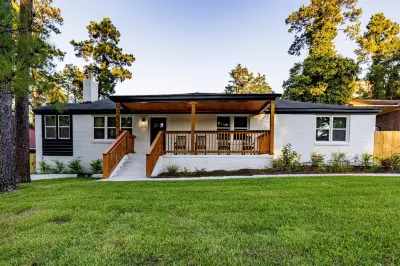 The Cola White House: Sleeps 16 + 4 BDRM w/ Smart TV's + Theater + 7 mins to DT