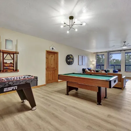 Designer Mountain Chalet • 1 Acre • Dual Primary Suites • Game Room • Sleeps 12