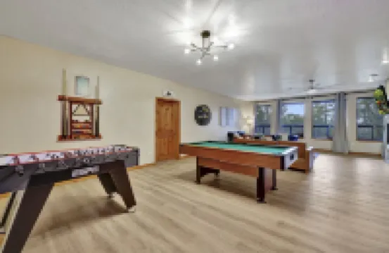Designer Mountain Chalet • 1 Acre • Dual Primary Suites • Game Room • Sleeps 12