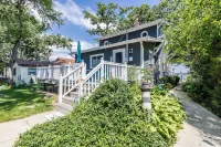 Charming Lake House, Lake View, Private Pier, Bugaboo Bar and Water Sports! Hotels in Cedar Lake