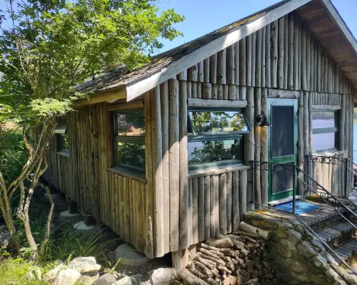 Cozy waterfront log cottage with huge outdoor living area. Hotels in South Bristol