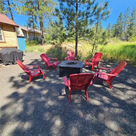 Black Bear Bungalow:Cozy tiny home in enchanting wooded Spokane with AC
