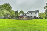 Serene Hudson Valley Escape in Historic Montgomery with Hottub,Pool,King Suite