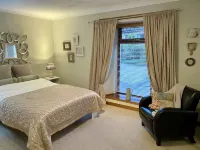 Luxury cottage, hot tub and wood burner, ideal for families celebrations.  호텔