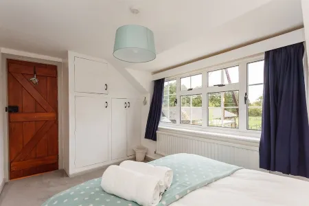 Rose Cottage, Burley. Beautiful location in New Forest. Dog friendly, sleeps 12