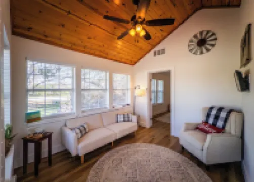 Oak Ridge Cottage ll - Cozy Place To Stay!