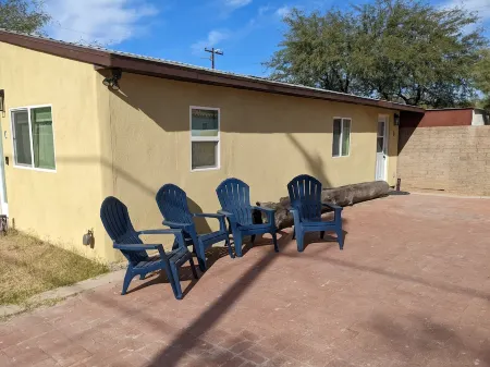 Tiny house: Casita D-downtown-UofA-Restaurants-Cafes-Bars-Shop-Museums-Parking Отели рядом с достопримечательностью «Университет Аризона»