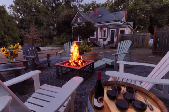 Cozy private apartment in a historic Victorian house close to downtown