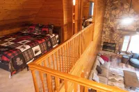 New Minglewood is our Cozy 3-bedroom cabin with WiFi, AC in lovely Irving