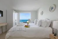 Stunning 5 Bedroom Holiday Home, with Amazing Sea Views, Garden and Parking