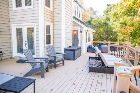 “MEMORY MAKER”- Lake House at Hyco Lake with a Private Boathouse