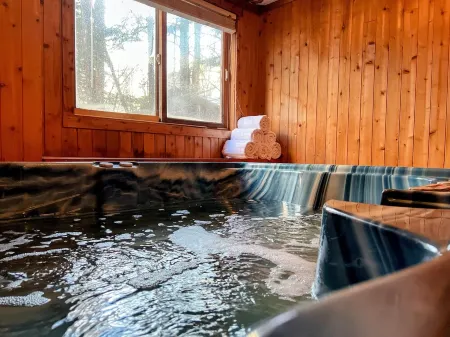 HotTub&GameRm&Traeger Smoker-Across from Golf, 5 Min to Lake, 15 Min 2 Mt Snow
