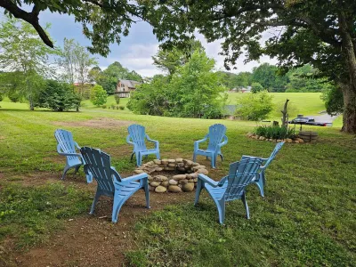 Our cozy cabin has a spacious yard. Great for families! Отели рядом с достопримечательностью «Национальный парк Грэйт Смоки Маунтинс»