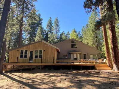 Beautiful Golf Home in Black Butte Ranch Oregon Hotels near Skylight Cave