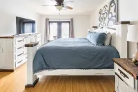 Lakefront 2B/2B Minutes from downtown!