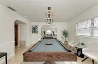 ★Luxury Pool Home - Great Location - Spacious- Mini Bar - BBQ Grill☆ Hotels near Speedway