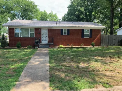 Bison Hall 1, no cleaning fee, 1 block from Harding Hotels near Heritage Inn