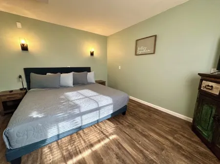 EPIC Weeki Wachee riverfront home *Waterfront *Kayaks included