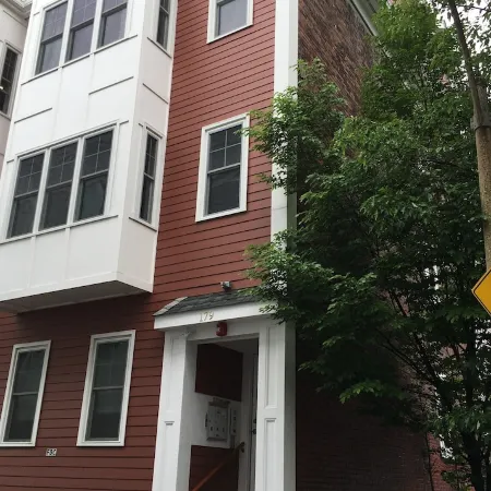 Large Luxury Condo/Townhouse Center of South Boston W/ Free Parking & WiFi
