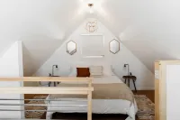 Cozy Lakeside Cabin with Hot Tub Hotels near Baldwin Lake Ecological Reserve